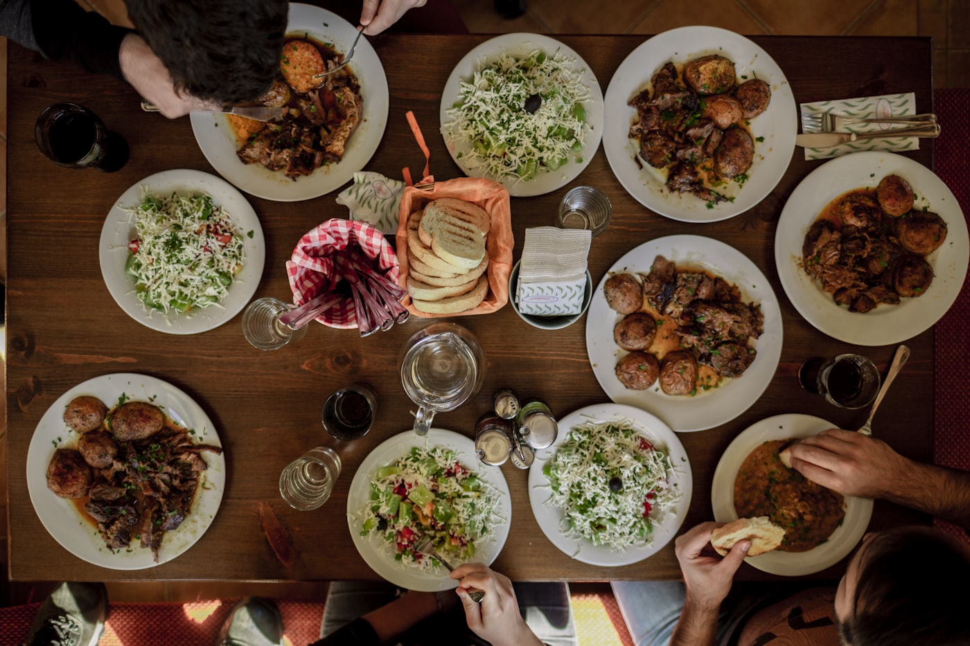 Mesa de restaurante posta, com vários pratos servidos