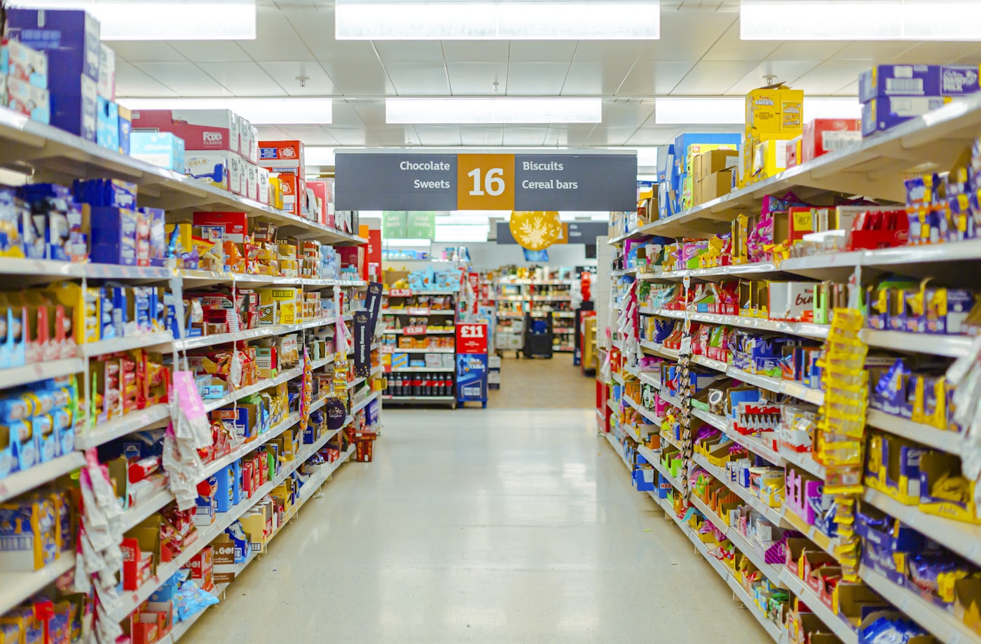 Corredor de supermercado com prateleiras cheias de produtos