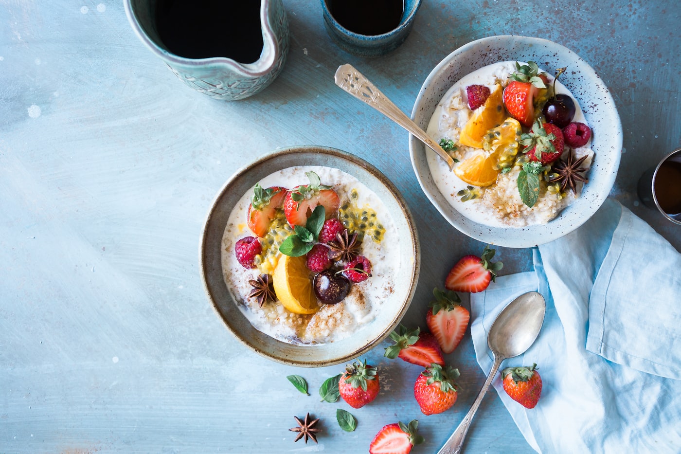 Duas taças de papas de aveia com fruta fresca por cima
