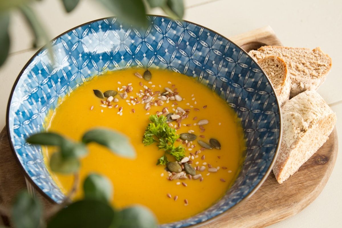 Taça de creme de cenoura, cor de laranja