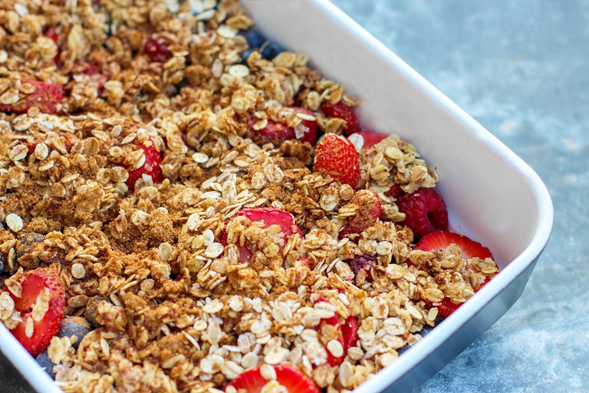 Crumble de morango dourado numa travessa