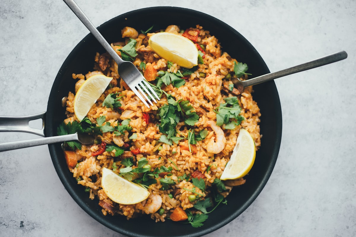 Frango salteado com arroz e limão numa frigideira