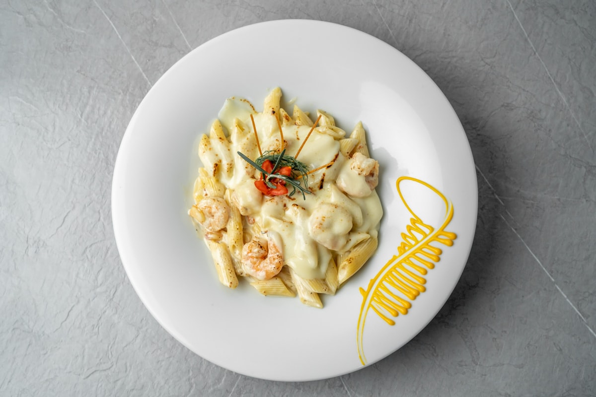 Prato de massa com camarão e legumes