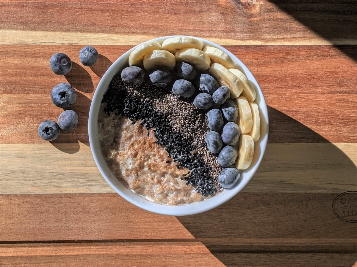 Taça de papas de aveia com banana e canela