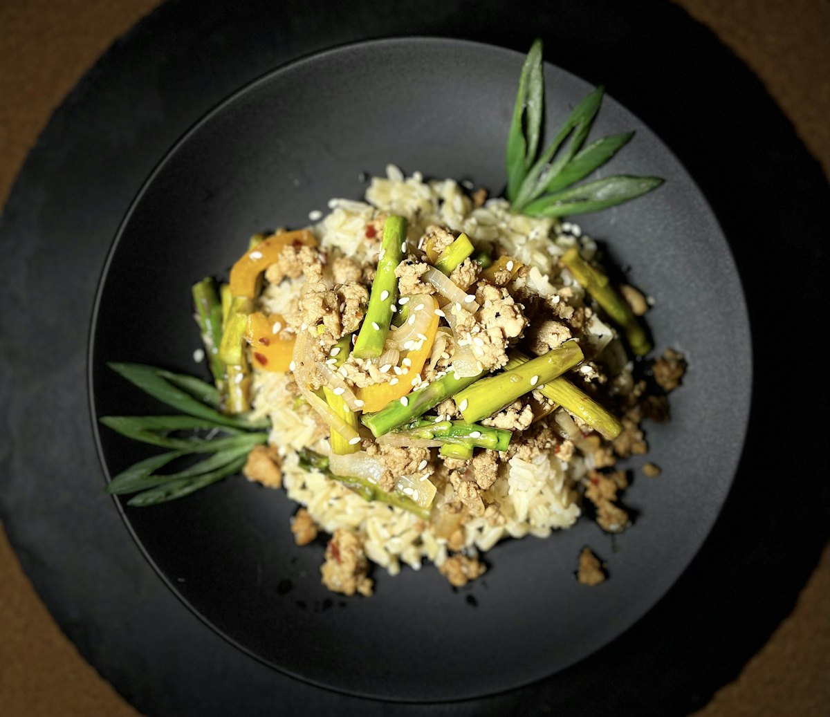 Salada de quinoa com legumes e ervas frescas
